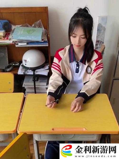 女同桌上課把手機夾在腿間