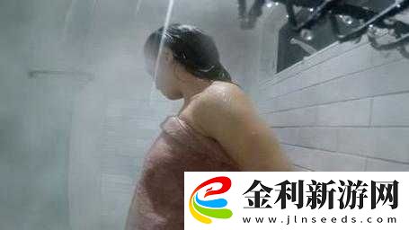 中國(guó)少婦淋浴時(shí)被偷窺