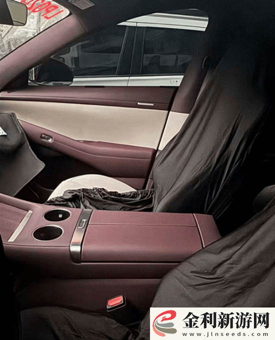 小米YU7內飾實拍再次曝光！雙拼色方案-更偏向家用