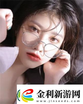 小雪解開乳罩給老楊摸情欲升溫的瞬間